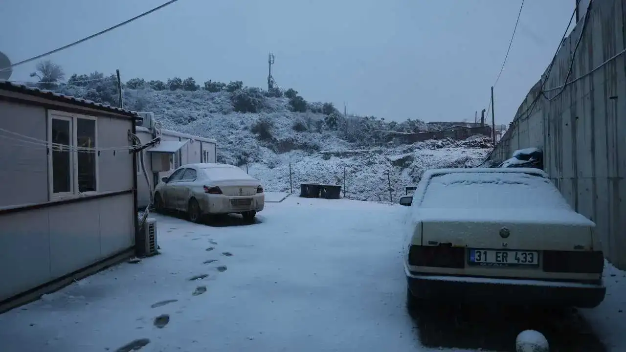 Hatay’a Yıllar Sonra Kar Sürprizi: 10 İlçede Okullar Tatil! 3